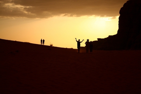 De zon zakt in Wadi Rum