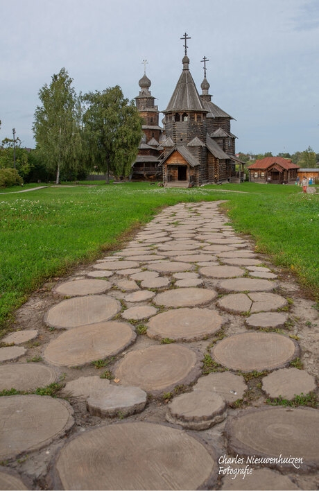 houten pad naar houten kerk