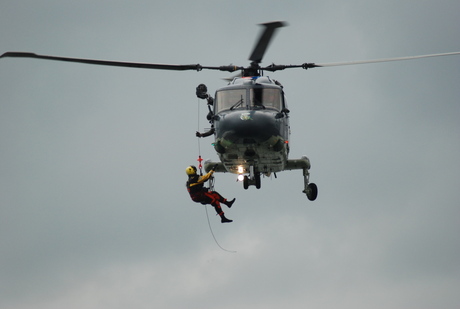 een kikker verlaat een Lynx helikopter