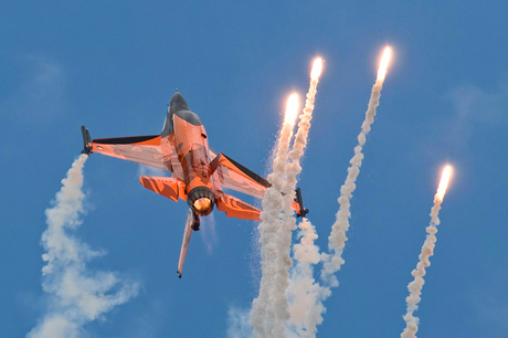 Demo F-16 met flares
