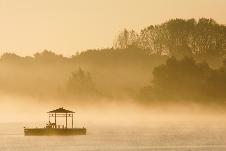 ponton in de mist