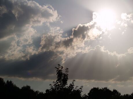 Achter de wolken schijnt de zon