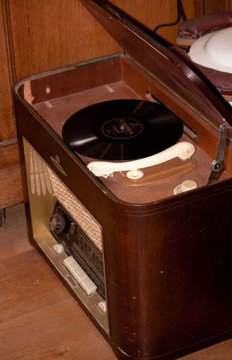 Oude radio annex grammafoonspeler