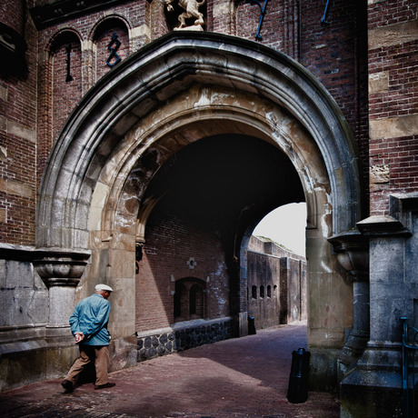 Door de poort