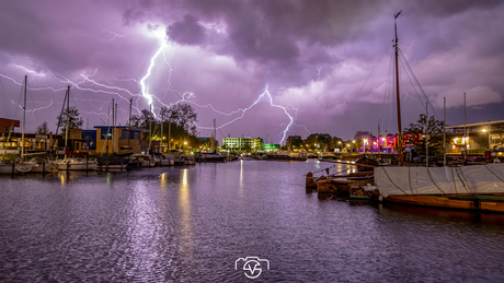 Onweer boven de haven van Hhuizen