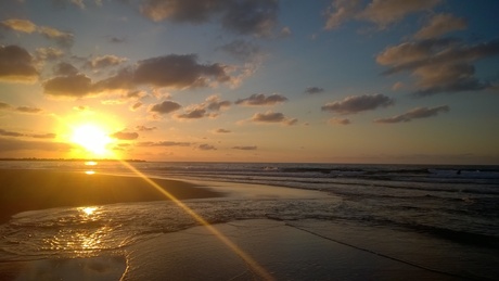 Strand bij zonsondergang