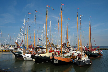 Een kluitje schepen in de haven van Schiermonnikoog