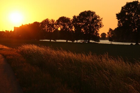 Ondergaande zon in Grave