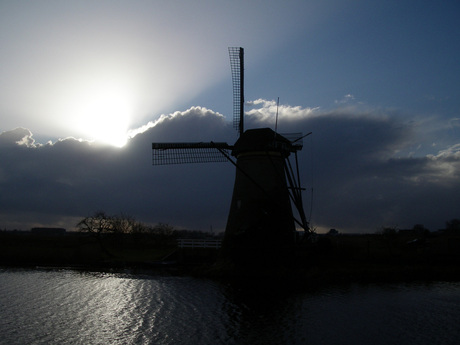 Zon en Molen vlak voor regenbui