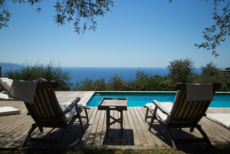 Zomervakantie zwembad met uitzicht op zee