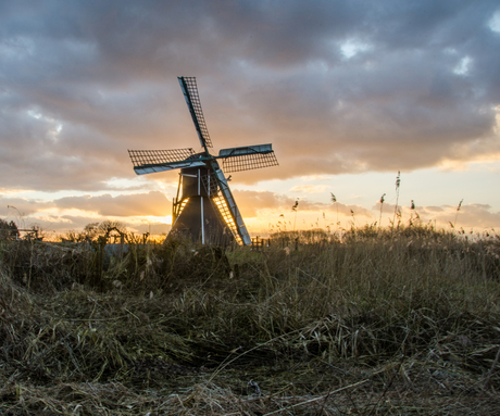 Molen bij ondergaande zon