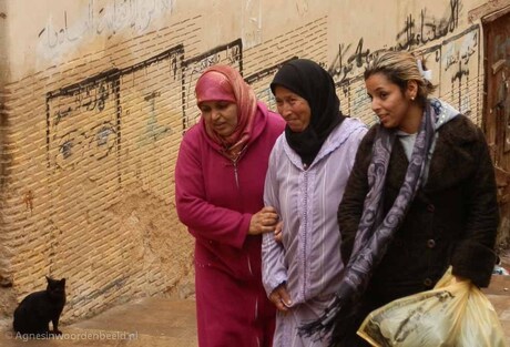 Vrouwen en kat in Fez, Marokko