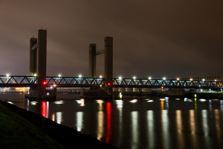 Calandbrug in de nacht