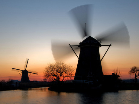 Kinderdijk bij avondlicht