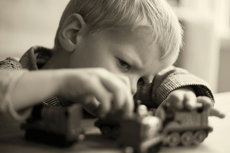 Jongetje speelt met treintjes