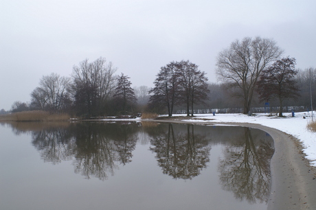 Stille strand in de winter