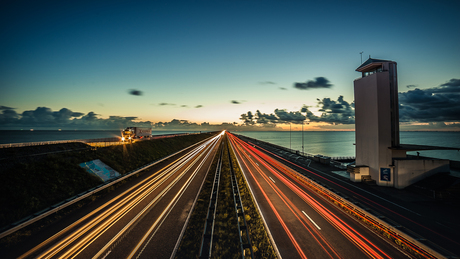 Zonsopkomst over de afsluitdijk