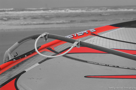Surfplank op strand van Ameland