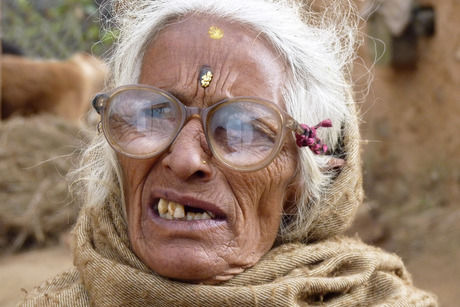 oude vrouw in Nepal