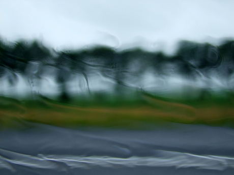 Regen op de autoruit / rain on the car window.