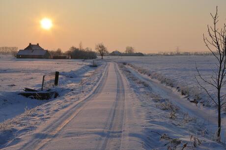 wegetje in de sneeuw