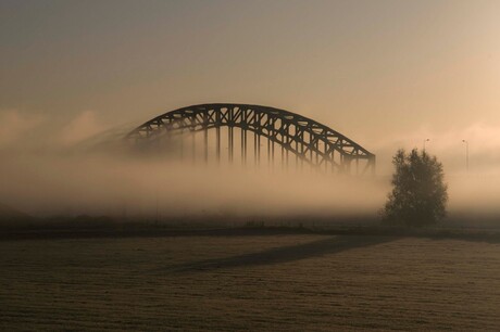 Een mistige brug over de IJssel