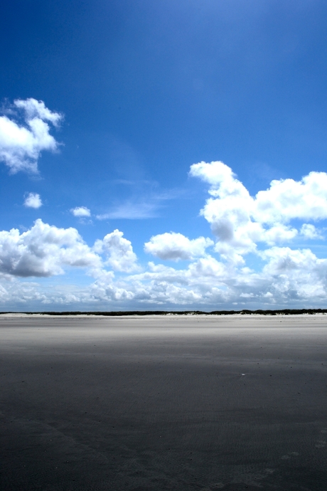 Strandlandschap met diepblauwe lucht