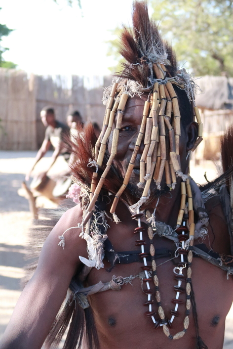 Dansende medicijnman in Kwando, Namibie