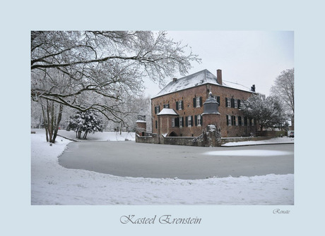 Kasteel omringd door sneeuw