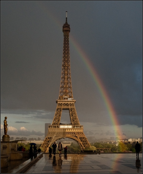 Eiffeltoren met regenboog