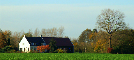 Boerderij in het herfstzonnetje