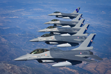 5 F-16's in formatie