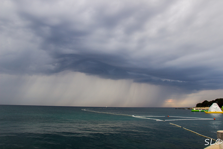 Regenbui boven zee