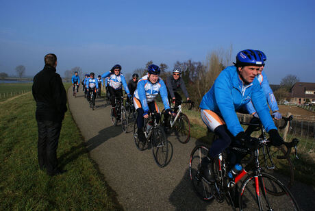 Wielrenners op de dijk