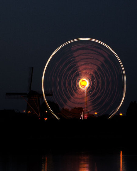 Kermis in Nootdorp - Deze foto heb ik gemaakt met (uiteraard) een lange sluitertijd. 4 seconden was genoeg om (meer dan) 1 totale ronde te fotograveren.

Fascinerend tr - foto door maspvd op 10-08-2006 - deze foto bevat: kermis