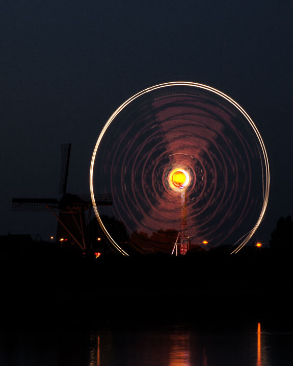 Kermis in Nootdorp - Deze foto heb ik gemaakt met (uiteraard) een lange sluitertijd. 4 seconden was genoeg om (meer dan) 1 totale ronde te fotograveren.

Fascinerend tr - foto door maspvd op 10-08-2006 - deze foto bevat: kermis