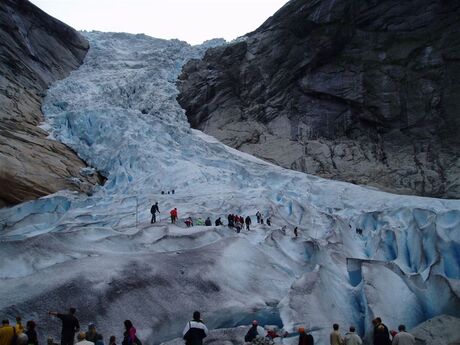 53 Met een gids kon je op de gletsjer wandelen