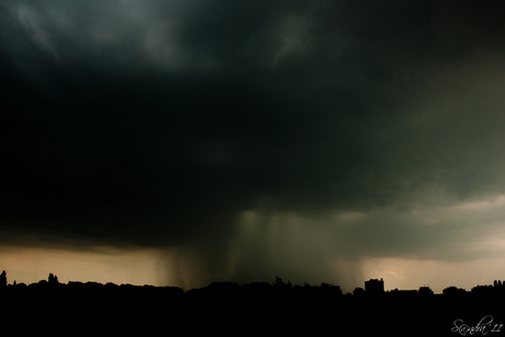 Dreigende wolkenlucht Enschede