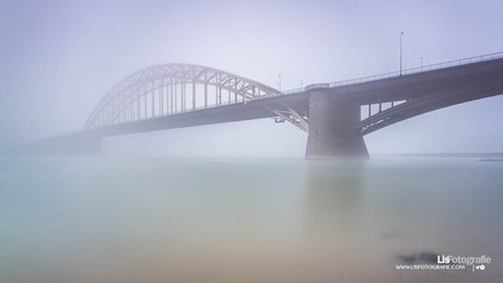 Waalbrug in de mist