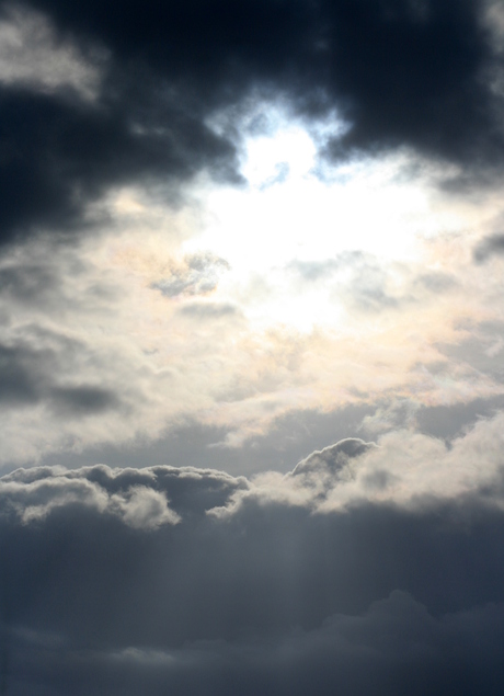 zonnetje door de wolken