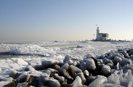 Kruiend ijs in Marken