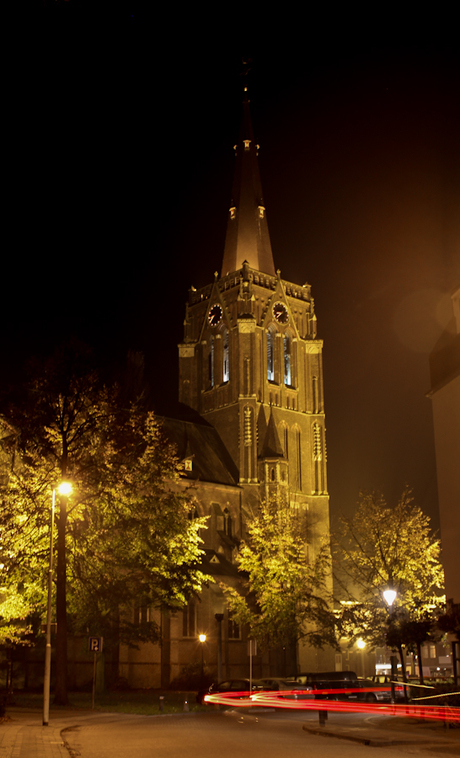 kerk en voorbijrijdende auto