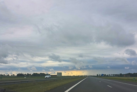 Zwevende wolken voor een kleuren palet