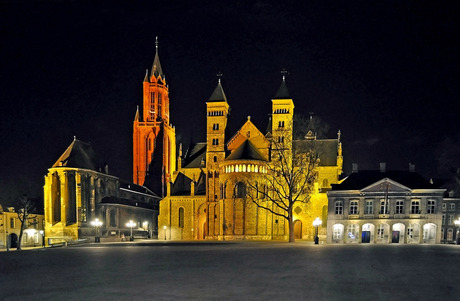 Sint Servaas en Sint Jan by night