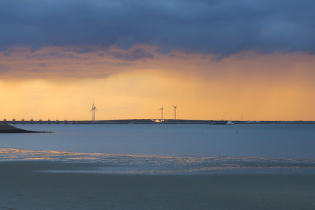 regen in zeeland tijdens zonsondergang