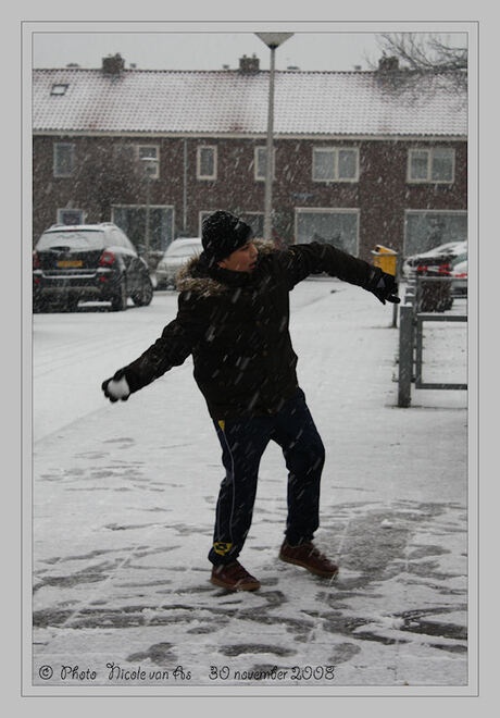 Sneeuwballen gevecht.