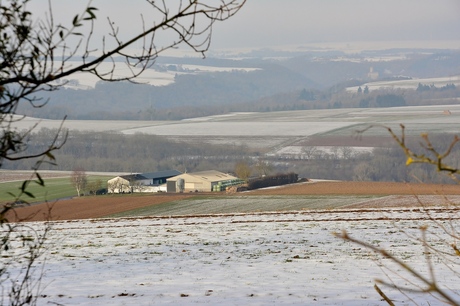 boerderij in winterlandschap