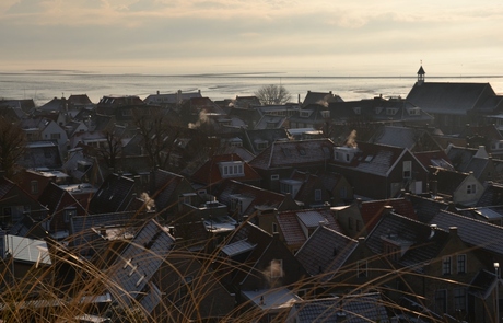 witte daken aan waddenzee