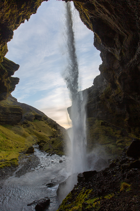 Achter de waterval