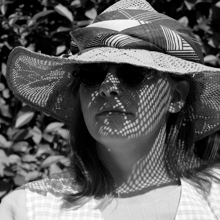 Schaduwen - Kleurenfoto, omgezet naar zwartwit met Adobe - foto door Jonalin op 14-10-2013 - deze foto bevat: vrouw, portret, schaduw